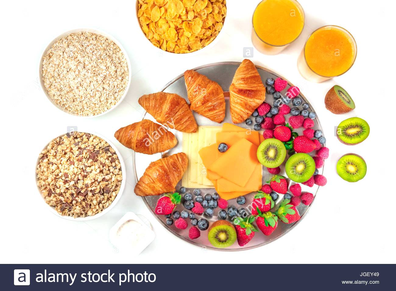 musli schalen obenliegende foto von einem kontinentalen fra 1 4 hsta ck auf weiaem hintergrund eine auswahl an croissants kase frisches obst orangensaft ma sli yog innenarchitektur mun
