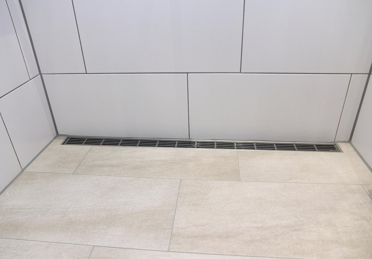 alternative zum duschvorhang der ermaglicht den ungehinderten zugang fa 1 4 r eine helfende person zweite rinne entwassert zusatzlich unter dem