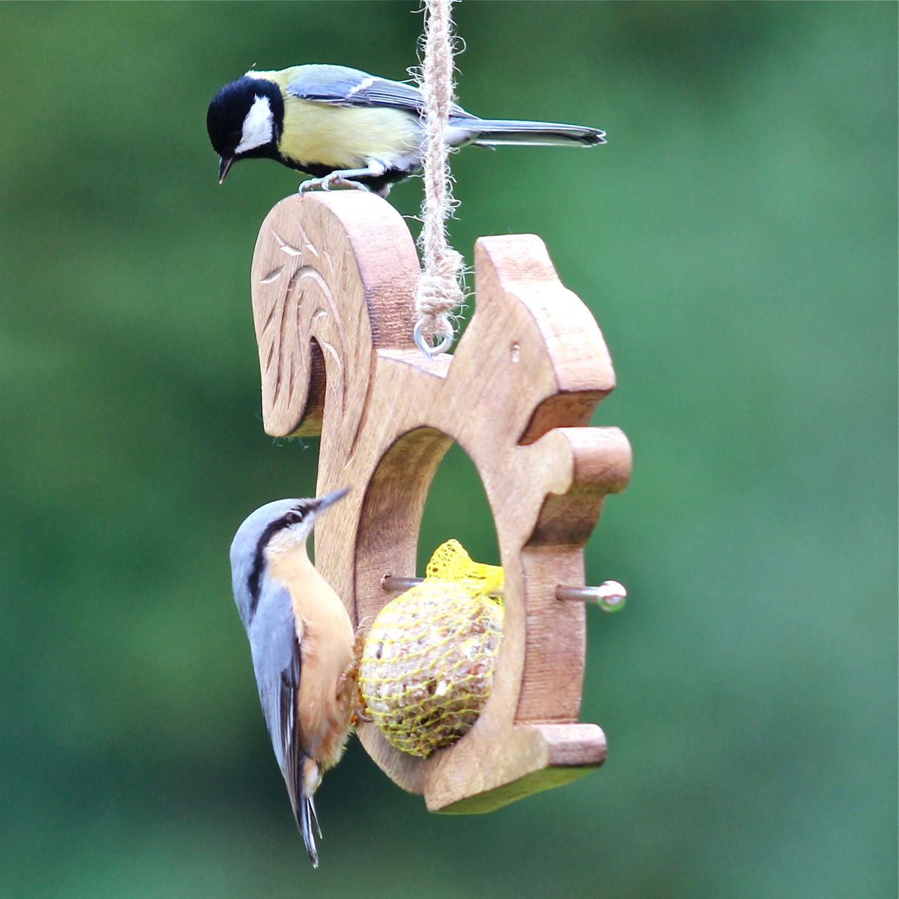 futterstation vogel eichharnchen fa 1 4 r meisenknadel und apfel als apfelhaus vogelfutterstation holz basteln selber