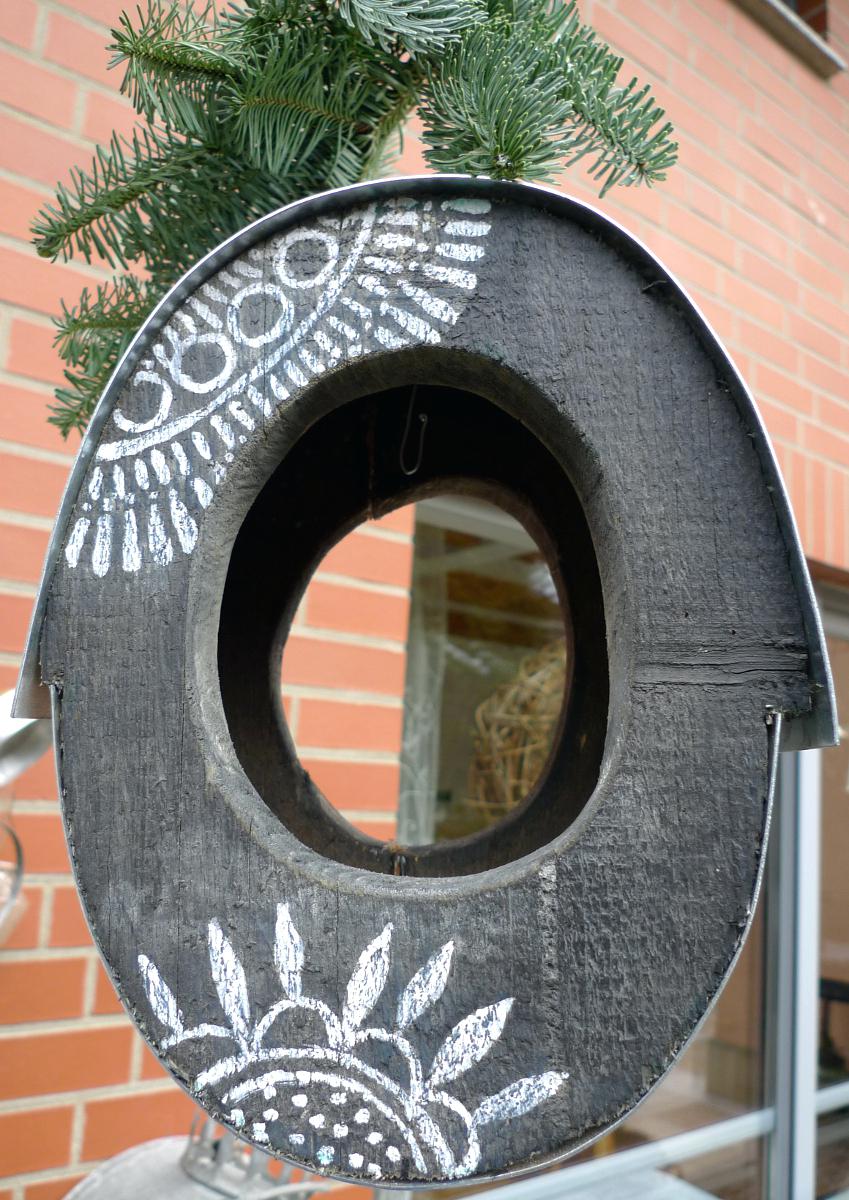 futterstation vogel mit ethnomalerei aus holzbrettern und zinkblechen selbst gemacht vogelhaus vogelfutterstation bauen
